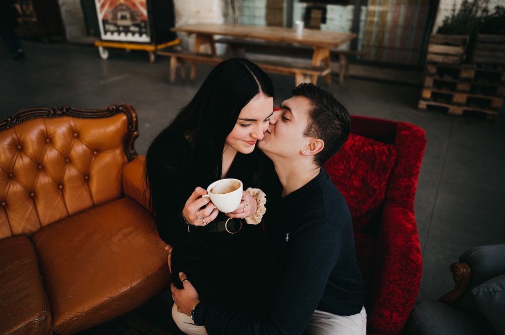 séance photo couple à Bordeaux, à Darwin, un jeune couple prend un café posé dans un canapé