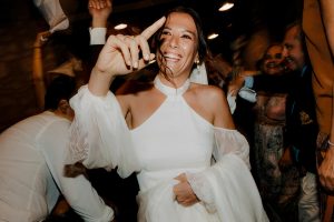 Une mariée danse et explose de joie pendant sa soirée de mariage, des confettis tombent du ciel. Un moment festif capturé par l'instant par phé, Photographe Gironde & Bordeaux.