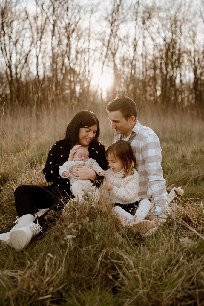 Voici la petite tribu de l'Instant par Phé, photographe Bordeaux & Gironde. On voit son mari, sa fille et son fils.