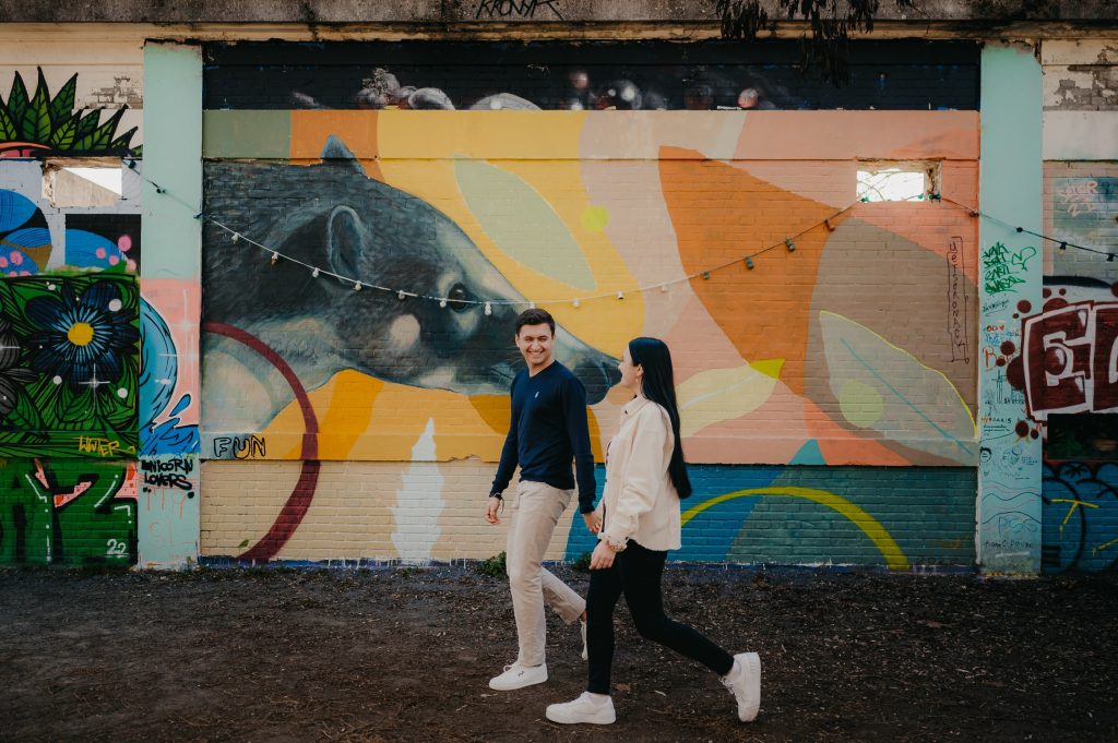 jeune couple qui se balade à Darwin, main dans la main