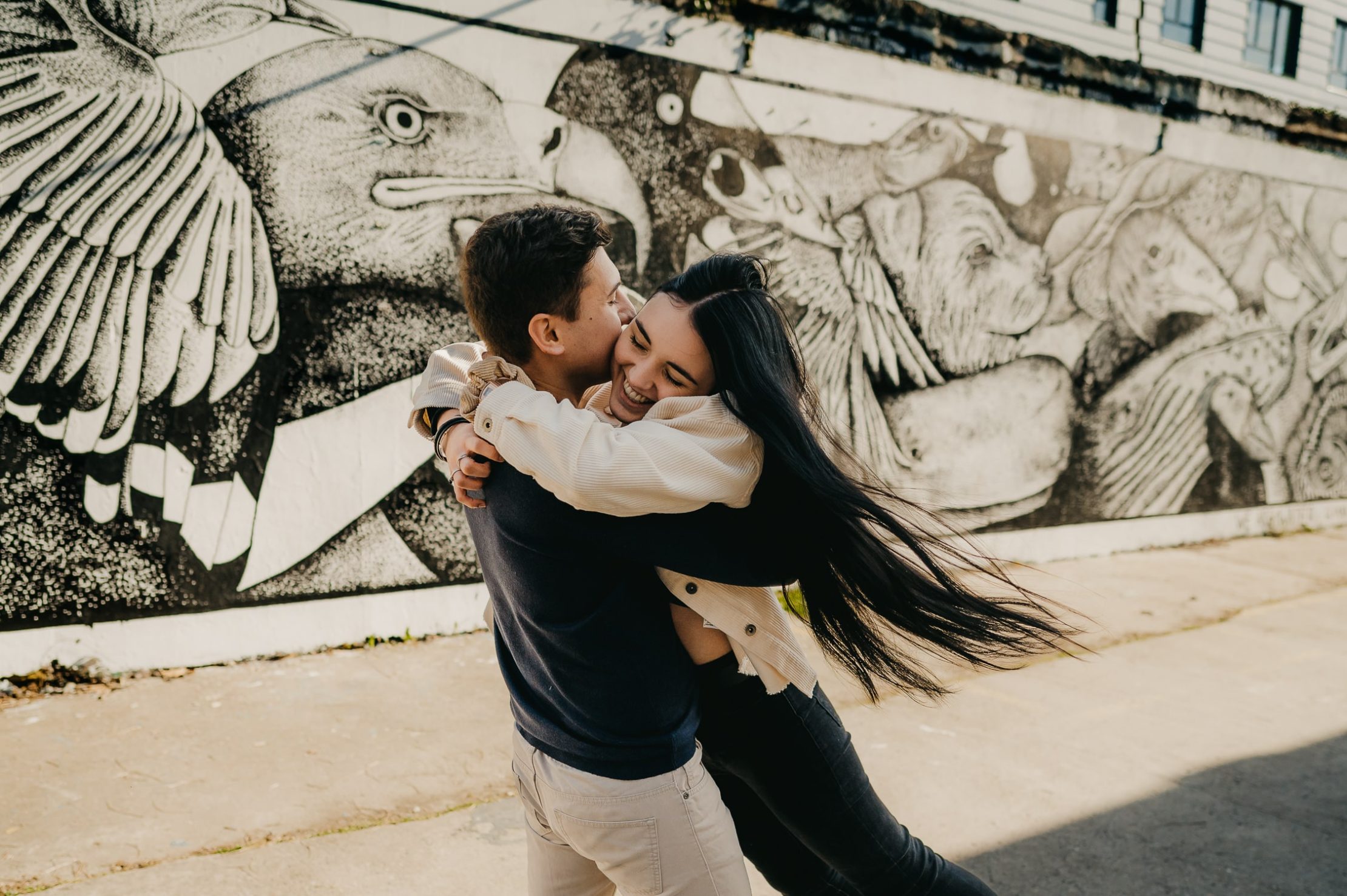 séance photos d'un couple lors d'une balade à Darwin, à Bordeaux. Le petit ami fait tourner sa petite amie sans ses bras