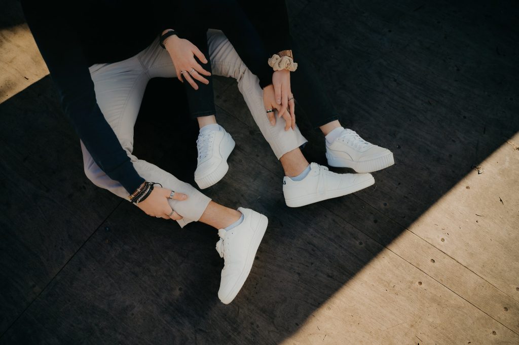 séance couple à Bordeaux, une photo détail des mains et des jambes d'un jeune couple, moment de tendresse entre eux