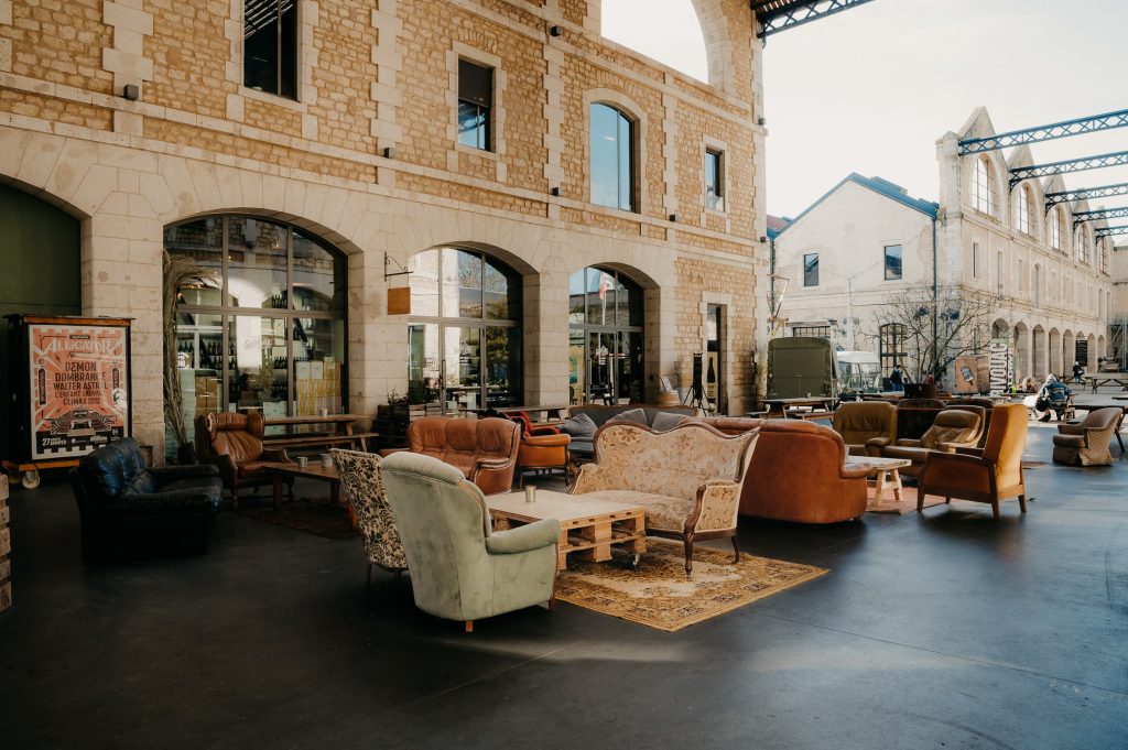 Darwin, un spot atypique et incontournable de Bordeaux. Photo détail de la terrasse extérieure avec des canapés