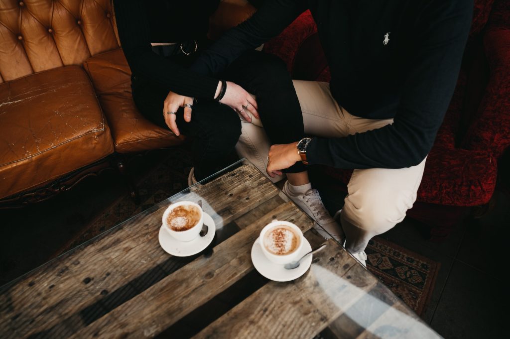 Photo détail de deux tasses de café posé sur une table basse