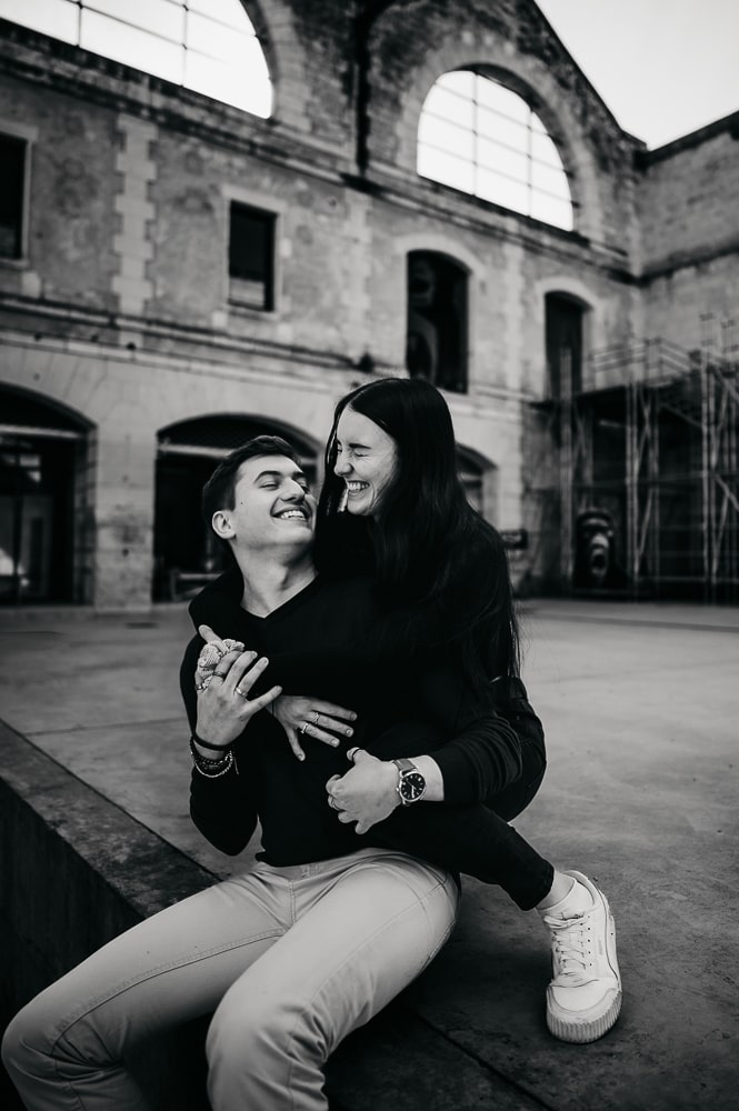 Couple enlacé à Darwin, photographié par une photographe couple Bordeaux.