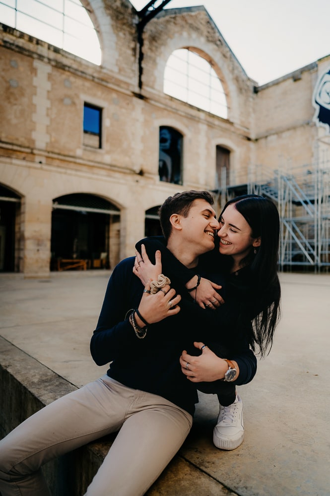 Moment complice entre deux amoureux à Darwin Bordeaux.