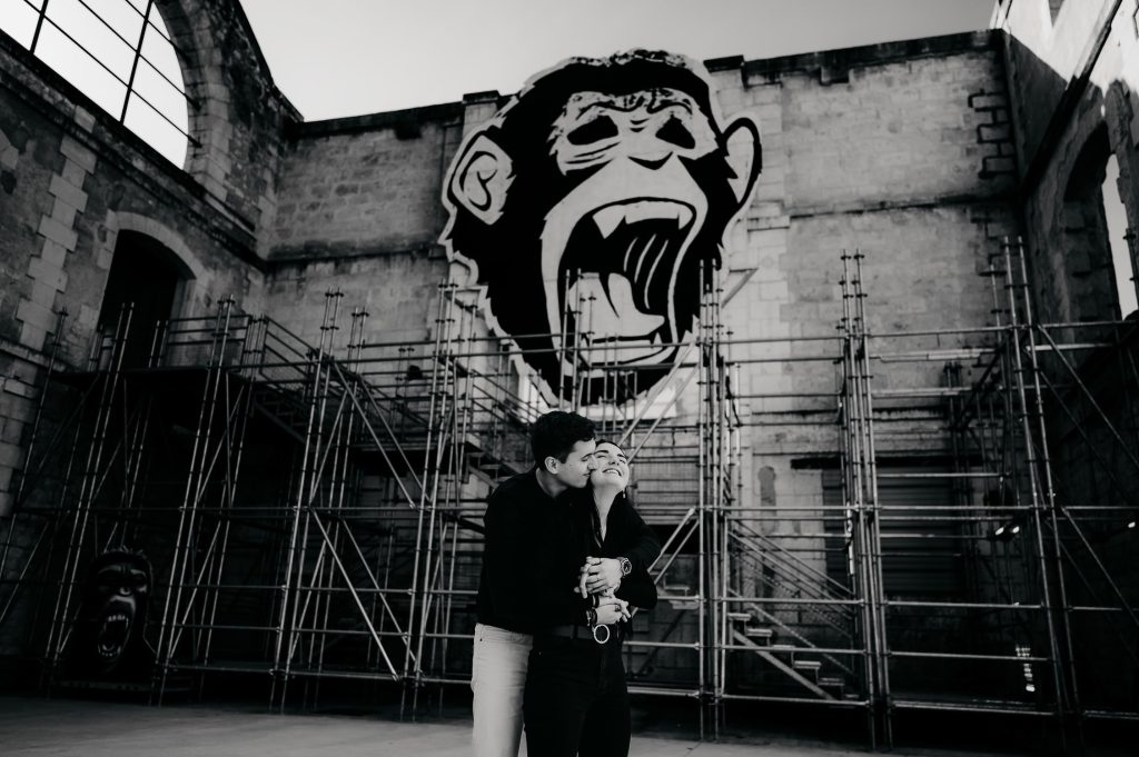 un jeune homme et une jeune femme qui s'enlace tendrement lors d'une séance photo couple à Bordeaux, la jeune femme rit aux éclats