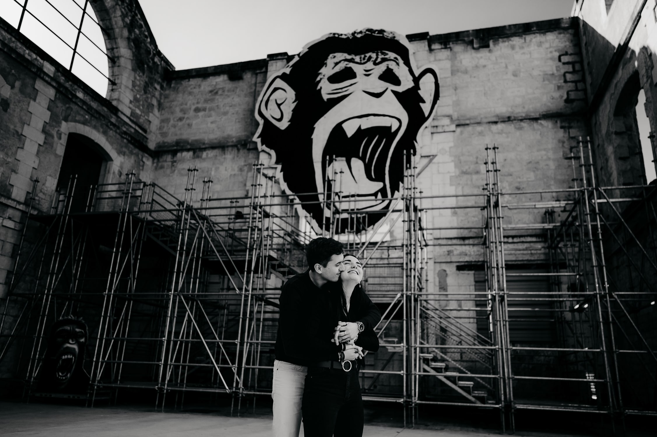 un jeune homme et une jeune femme qui s'enlace tendrement lors d'une séance photo couple à Bordeaux, la jeune femme rit aux éclats