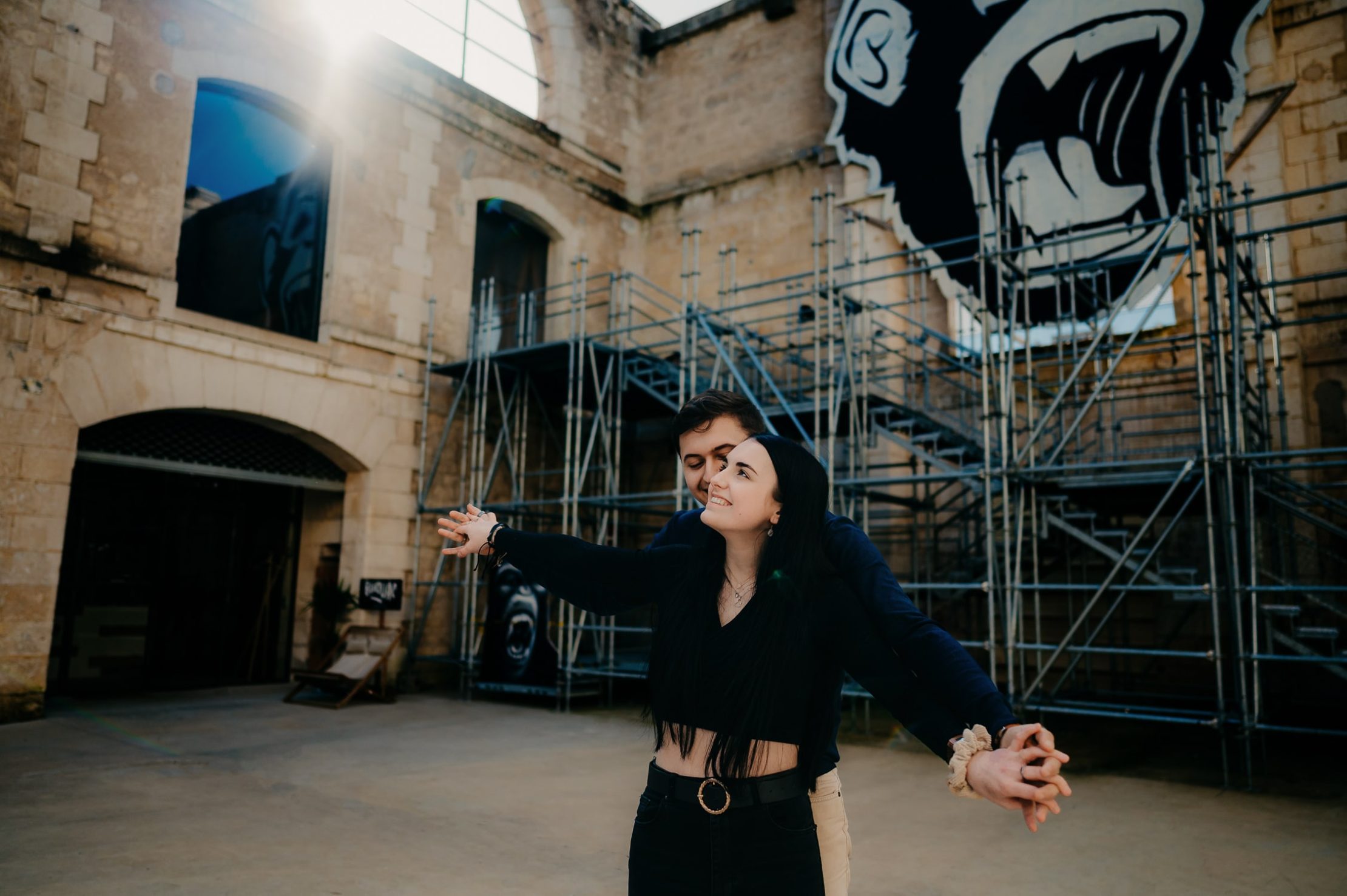 Portrait spontané d’un couple lors d’une séance photo à Darwin.