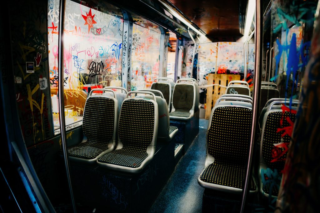Photo d'un tram dans un environnement street art à Darwin Bordeaux.