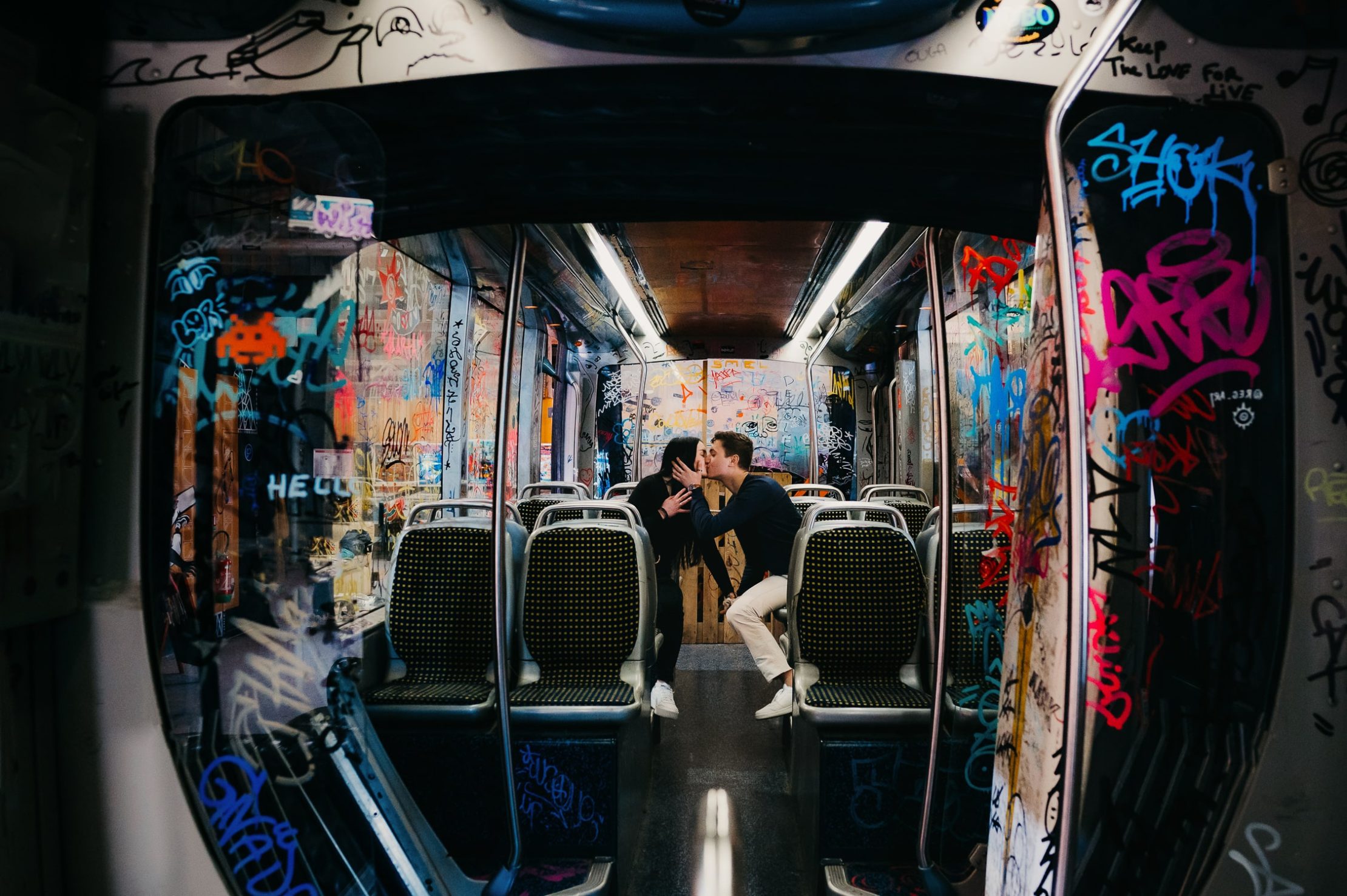 Photo de couple dans un environnement street art à Darwin Bordeaux.