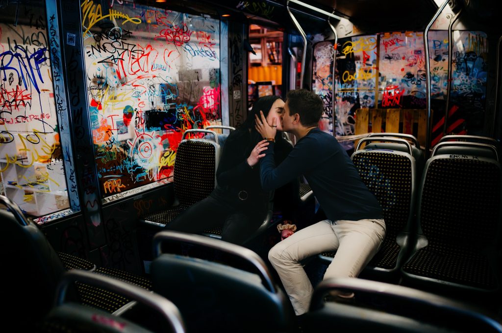 Photo lifestyle d’un couple très complice à Darwin Bordeaux.