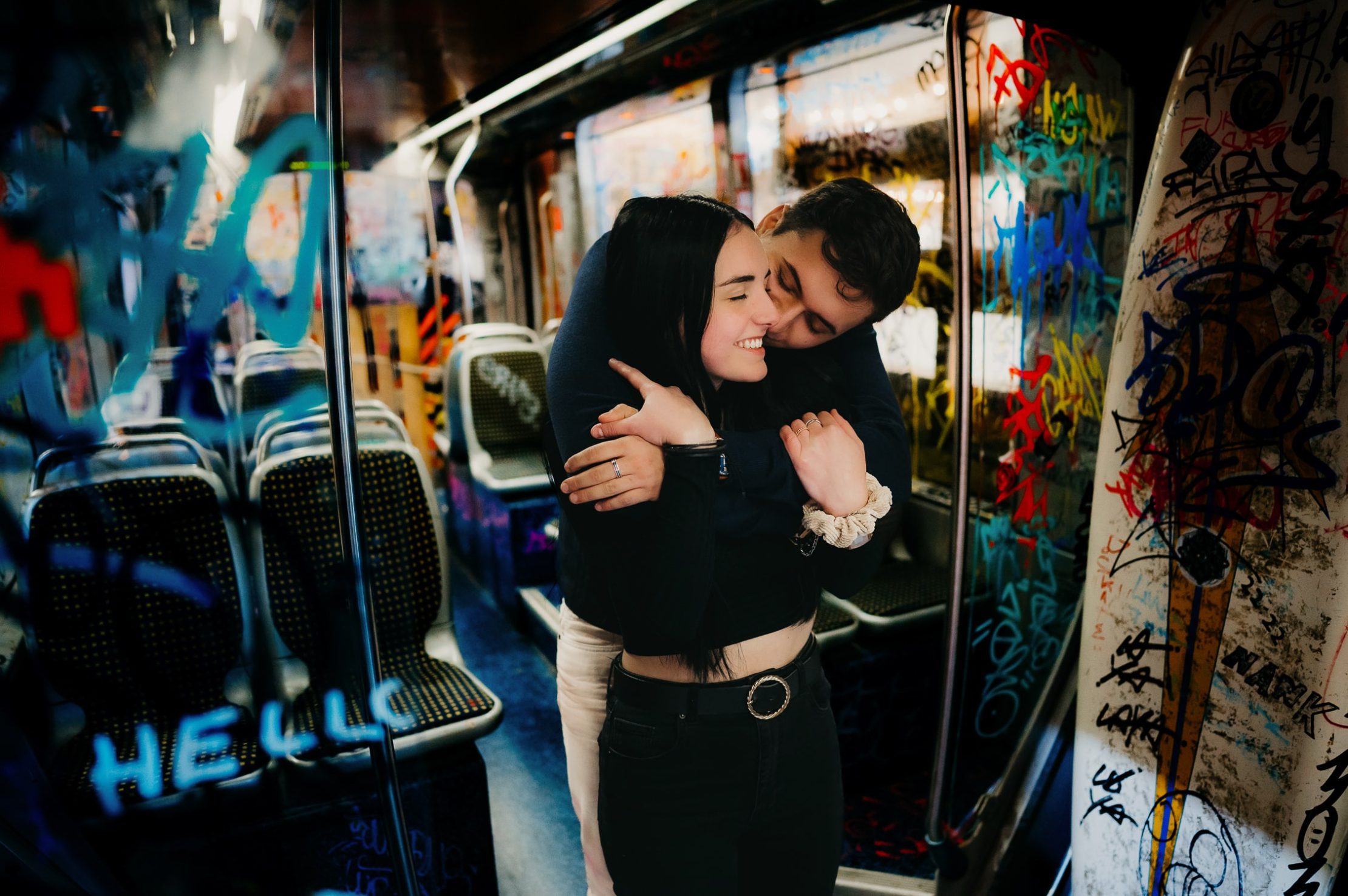 Moment authentique capturé par une photographe couple Bordeaux.