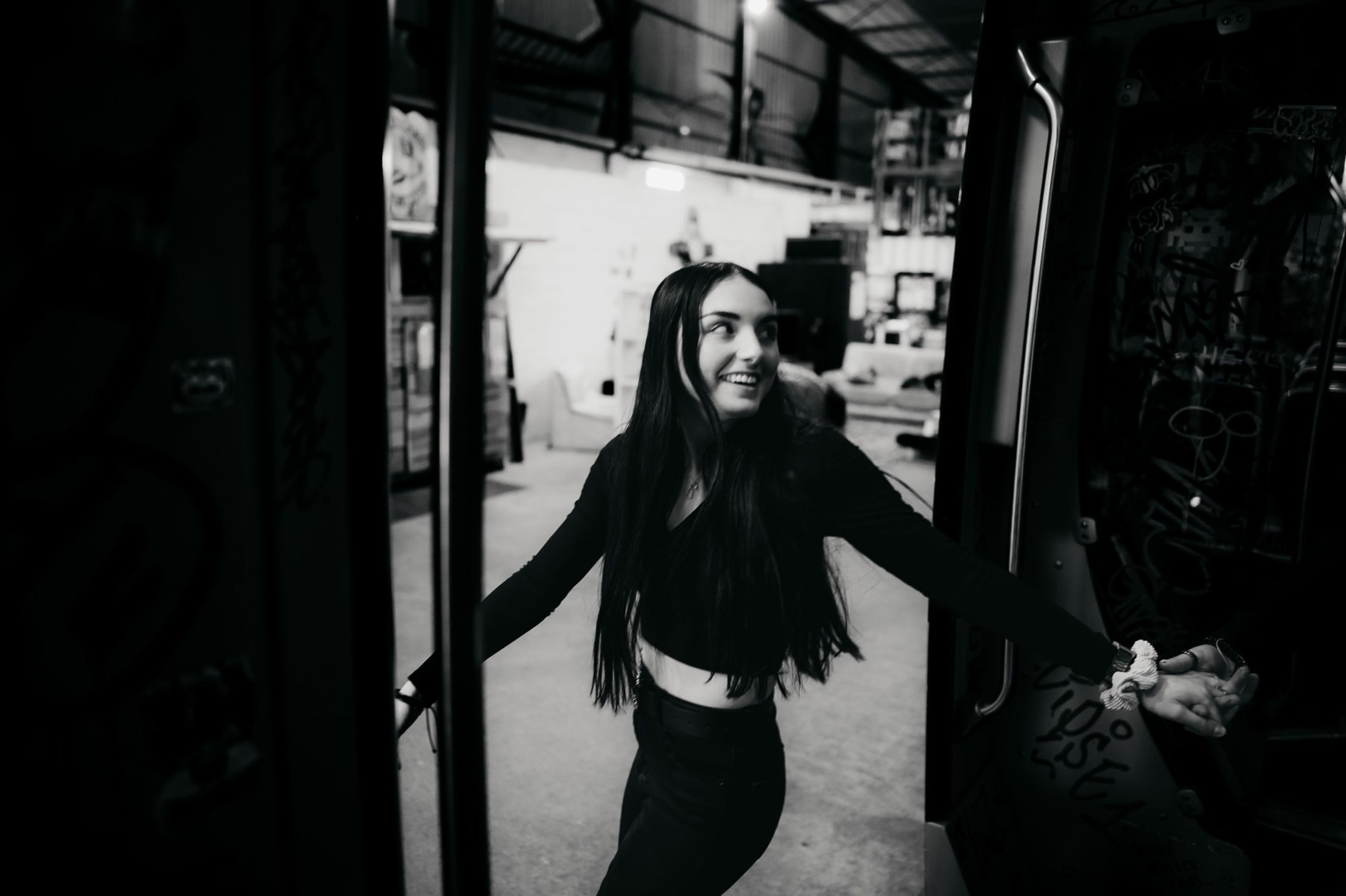 Couple marchant main dans la main à Darwin Bordeaux.