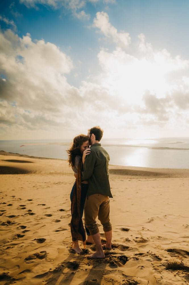un couple d'amoureux qui s'embrassent face à la mer, à Arcachon