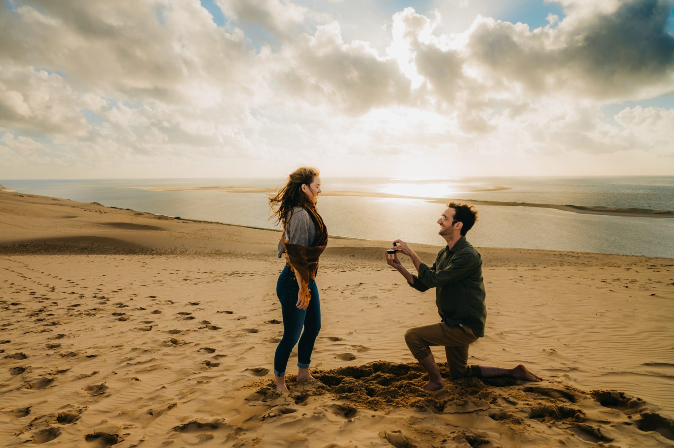 Une photographe couple à Arcachon qui fige une demande en mariage d'un jeune couple
