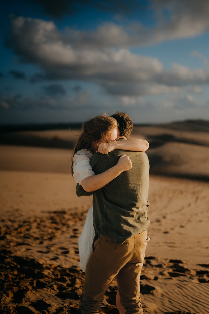 Une photographe couple à Arcachon qui fige un moment entre un couple d'amoureux qui se serrent fort dans les bras