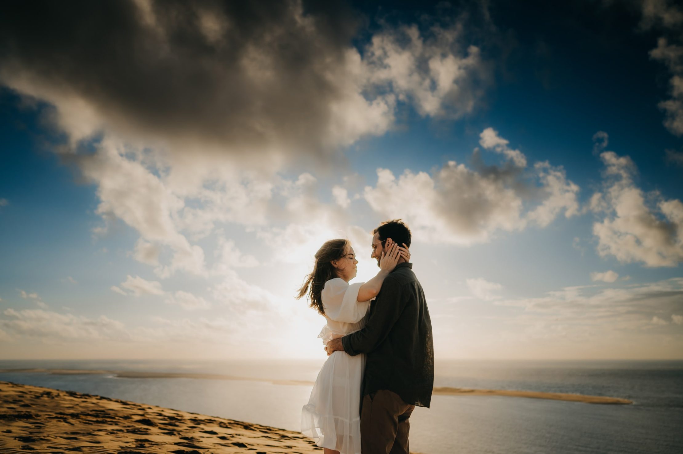 magnifique couple lors d'une séance photos à la dune du pilat, fraîchement fiancés,