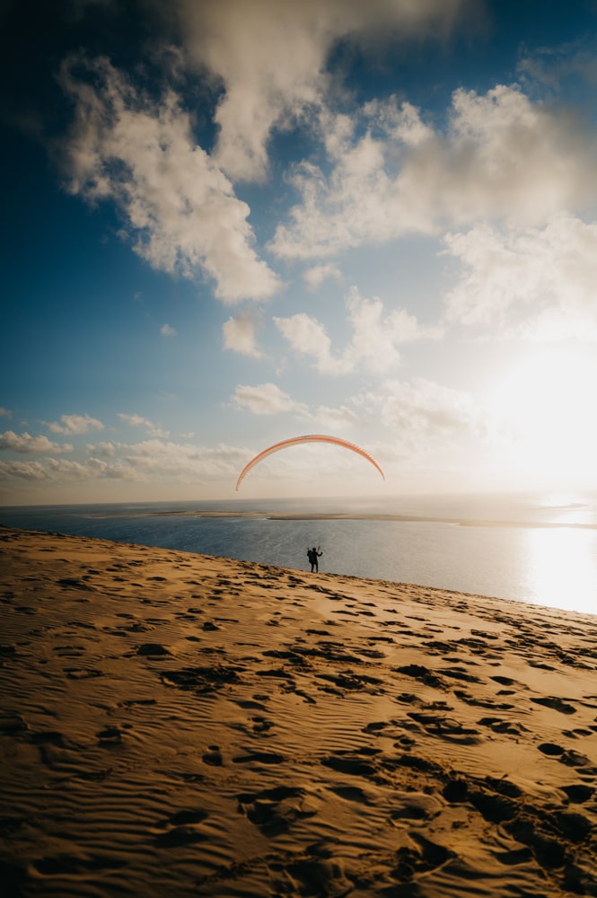 Un parapente qui décolle depuis la dune du pilat