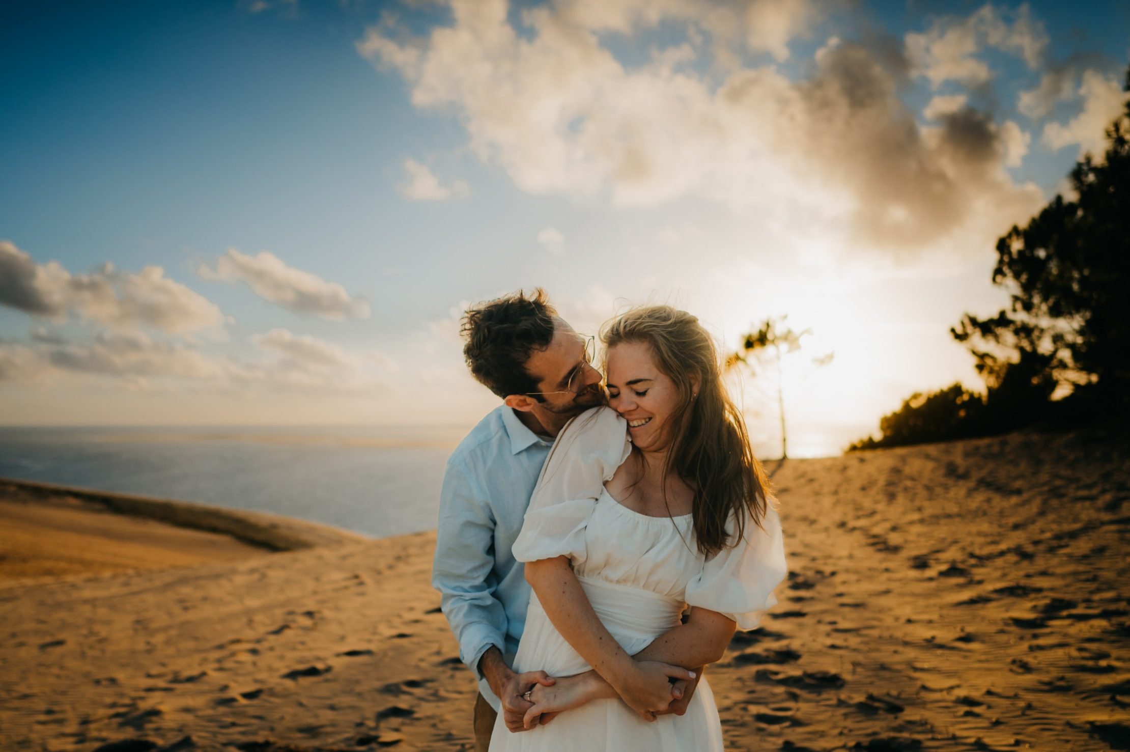 deux amoureux, à la dune du pilat, lors d'une séance couple, qui se serrent dans les bras