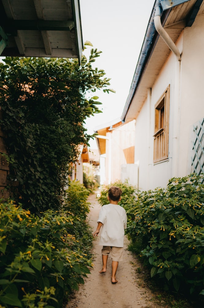 Gabin qui court entre les petites maison du Cap Ferret