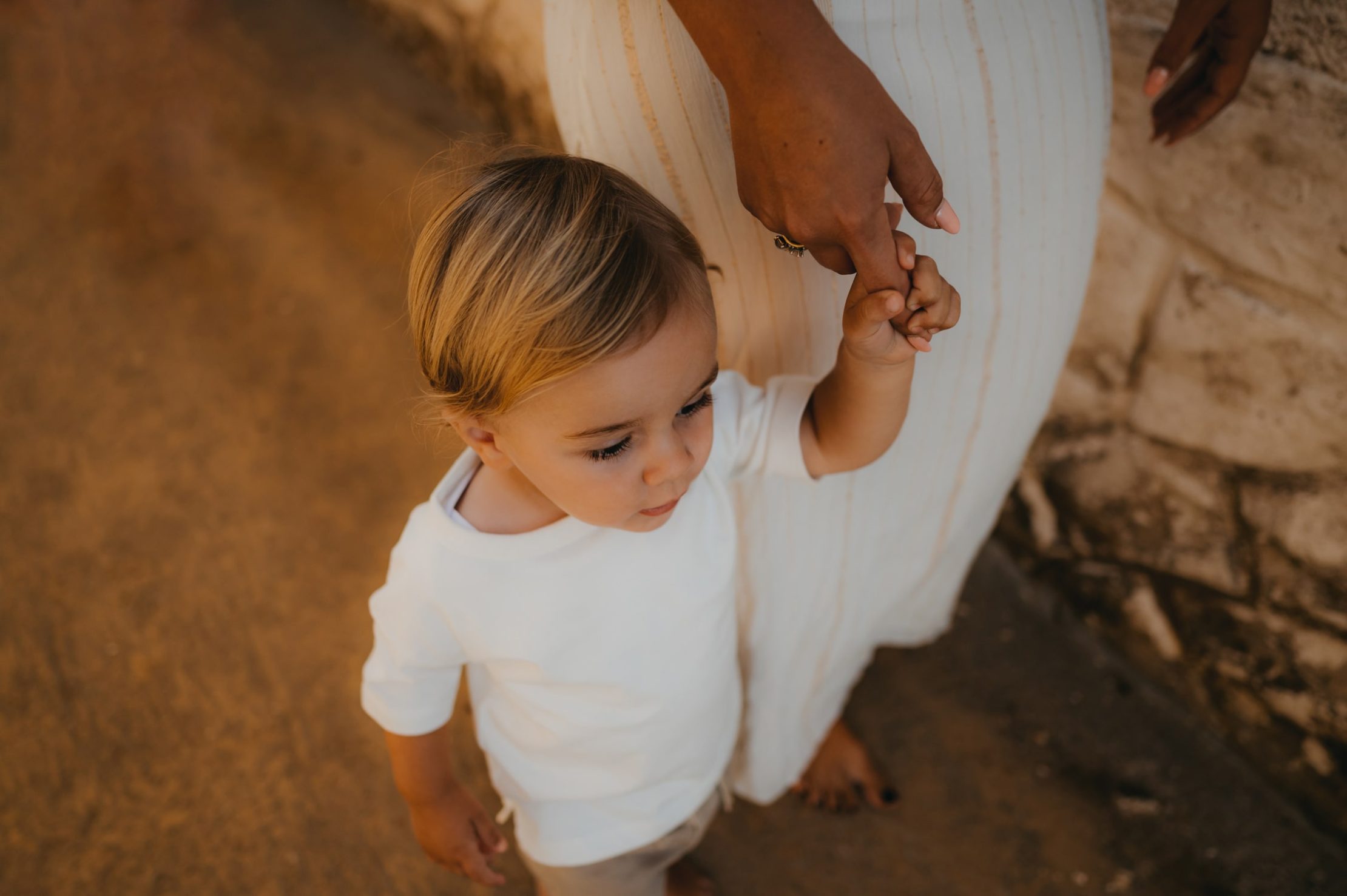 Lino qui donne la main à a sa maman