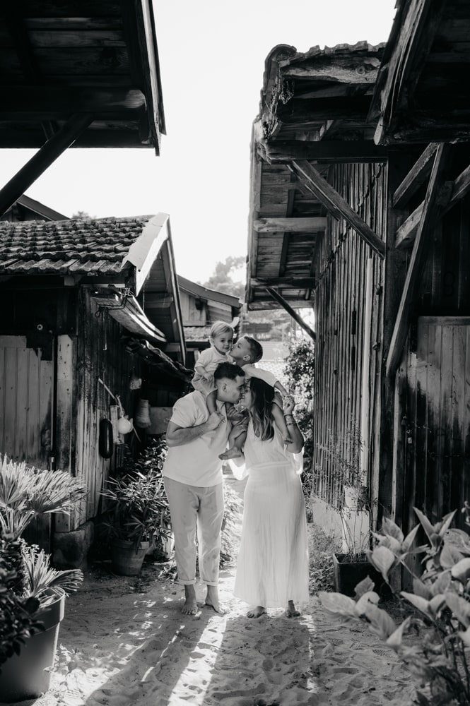 Moment d'amusement en famille lors d'une séance photo au Cap Ferret