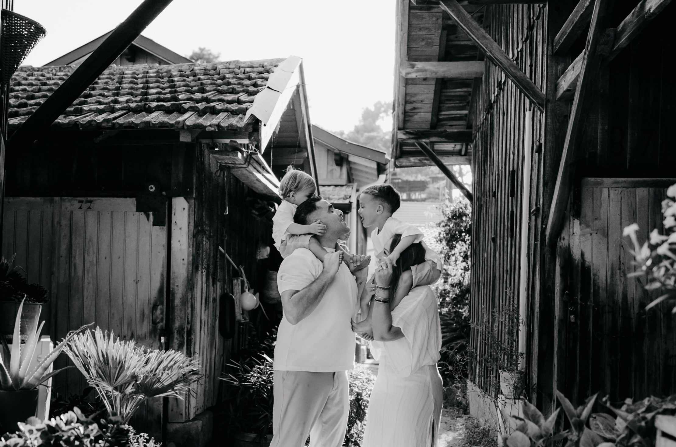 Photo de famille au milieu des cabanes à huîtres du Cap Ferret