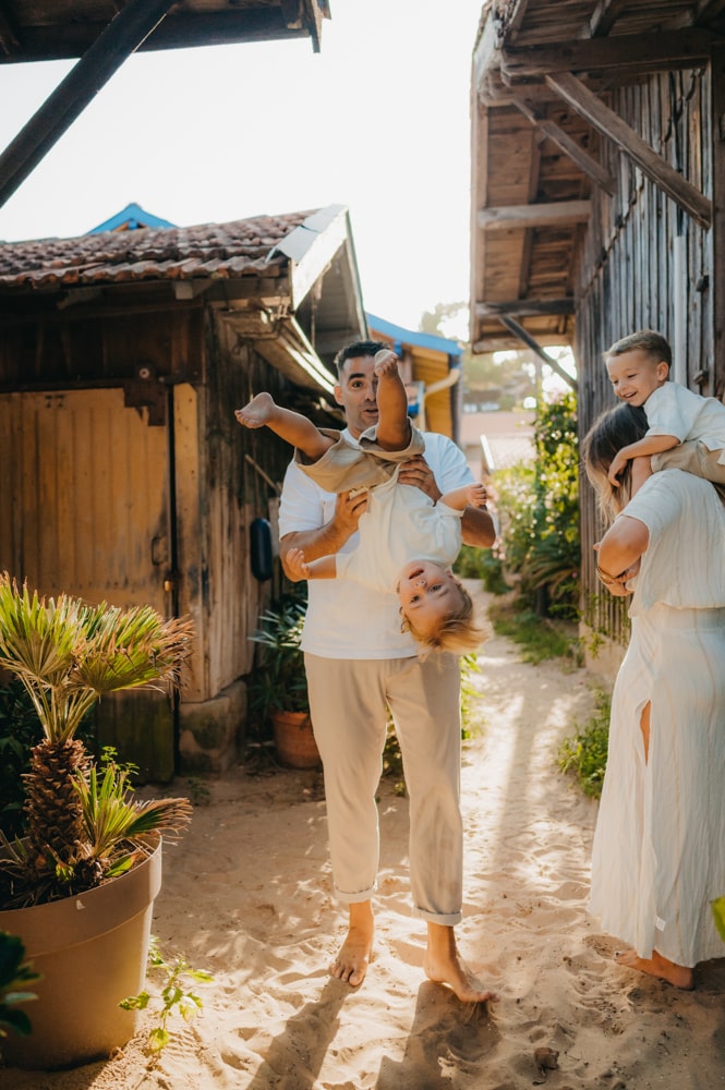 parents et enfants dans une lumière douce et naturelle