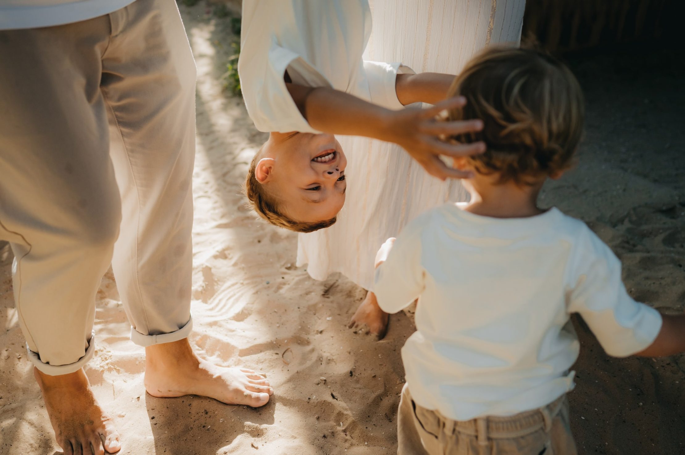 Moment d'amusement entre les enfants lors d'une balade au village de l'herbe au Cap Ferret