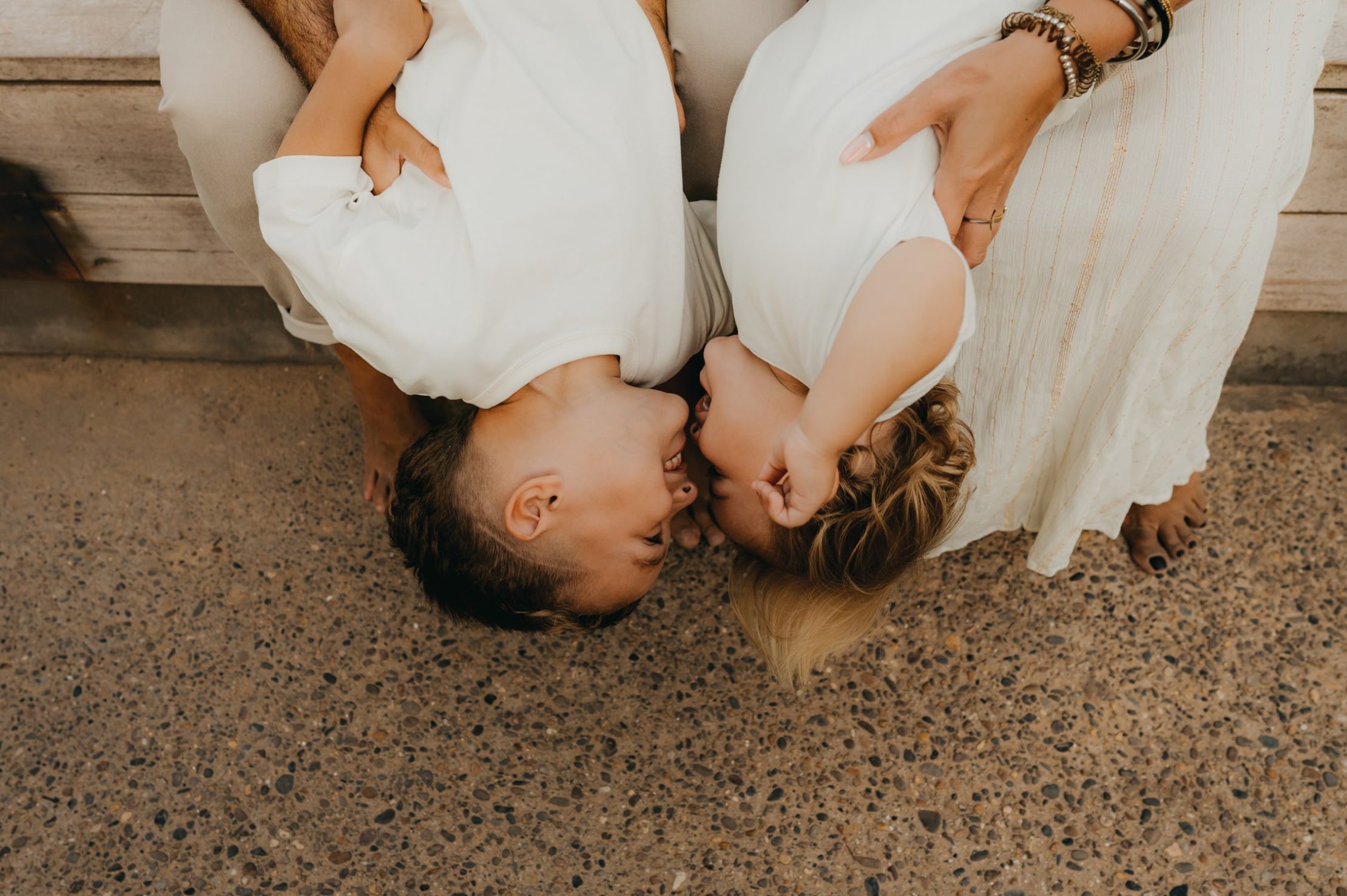 Deux frères qui se font un bisou la tête à l'envers