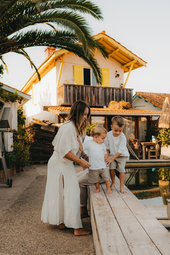 Parents tenant leurs enfants lors d’une balade au cap ferret