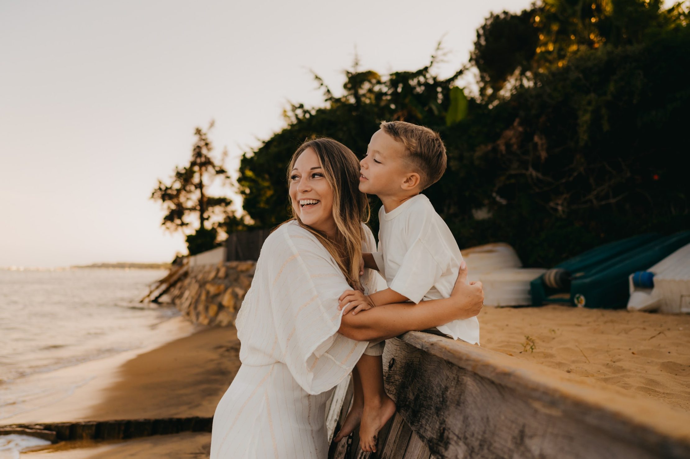 Moment de calme et de douceur entre Mallory et son enfant Gabin