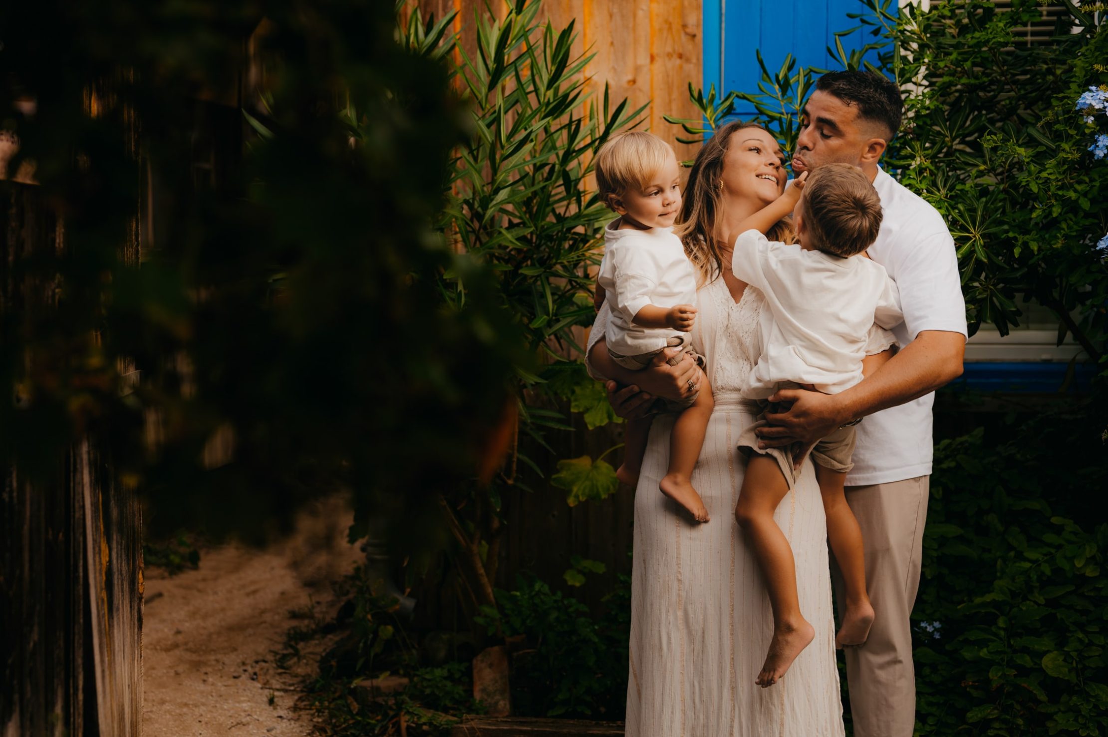 Moment complice entre tous les membres de la famille