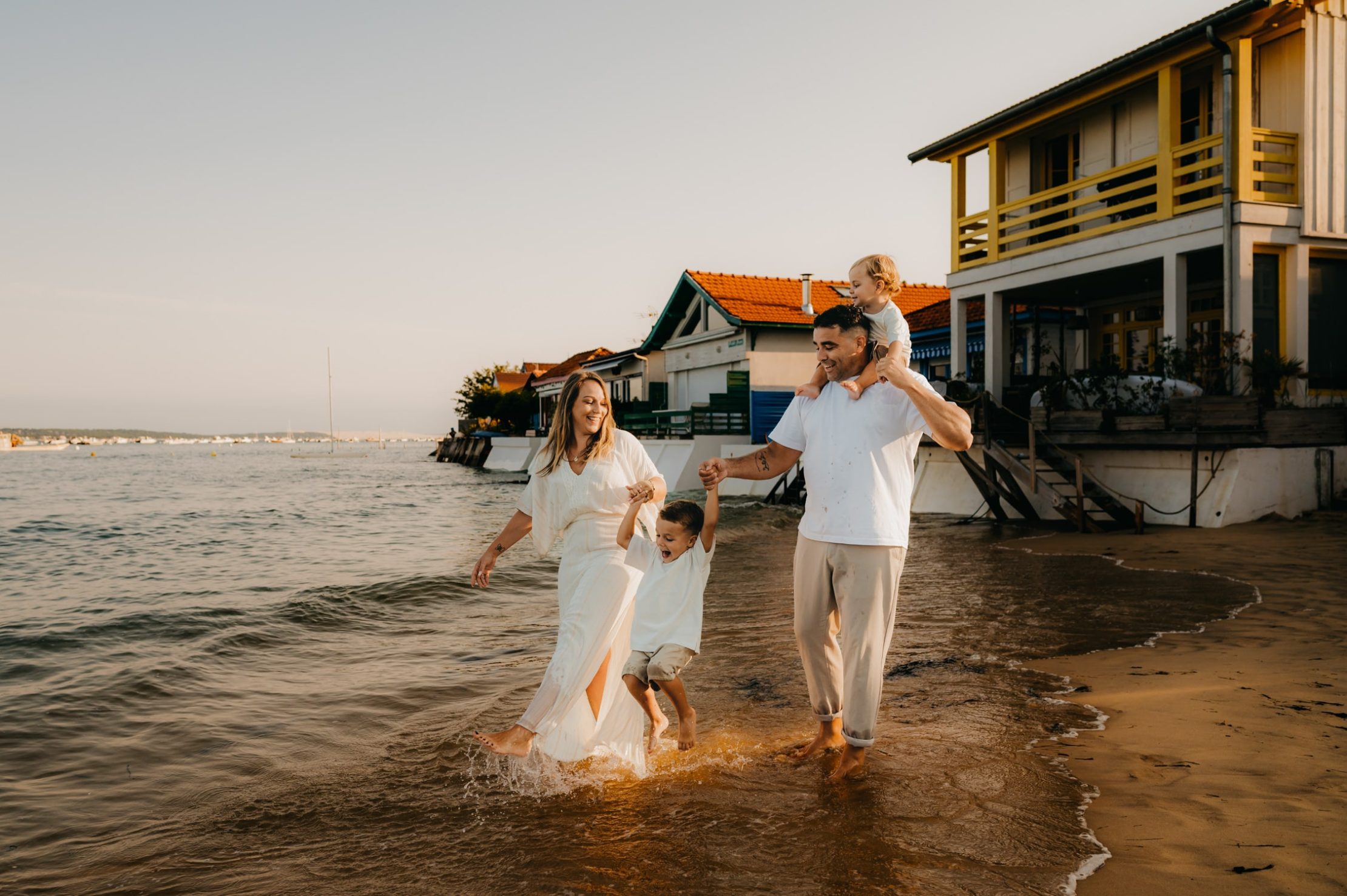 Regard complice entre les parents lors de la séance famille