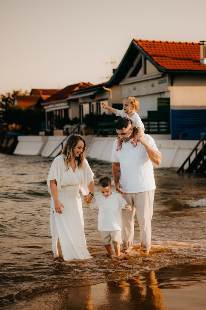 Famille profitant d’une lumière naturelle et douce