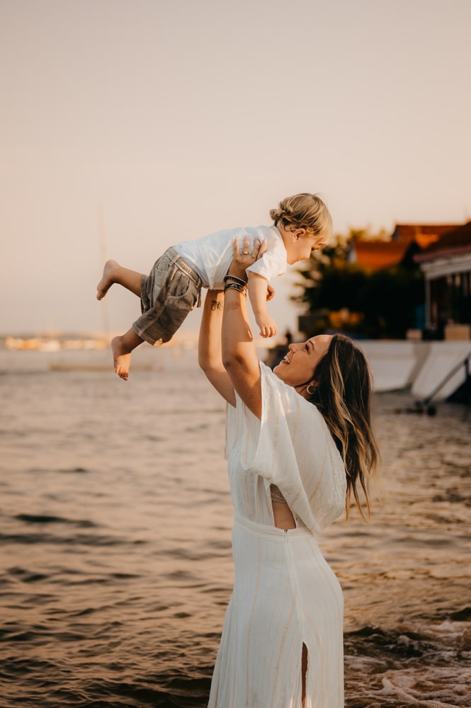 Regard tendre de Mallory sur son enfant Lino