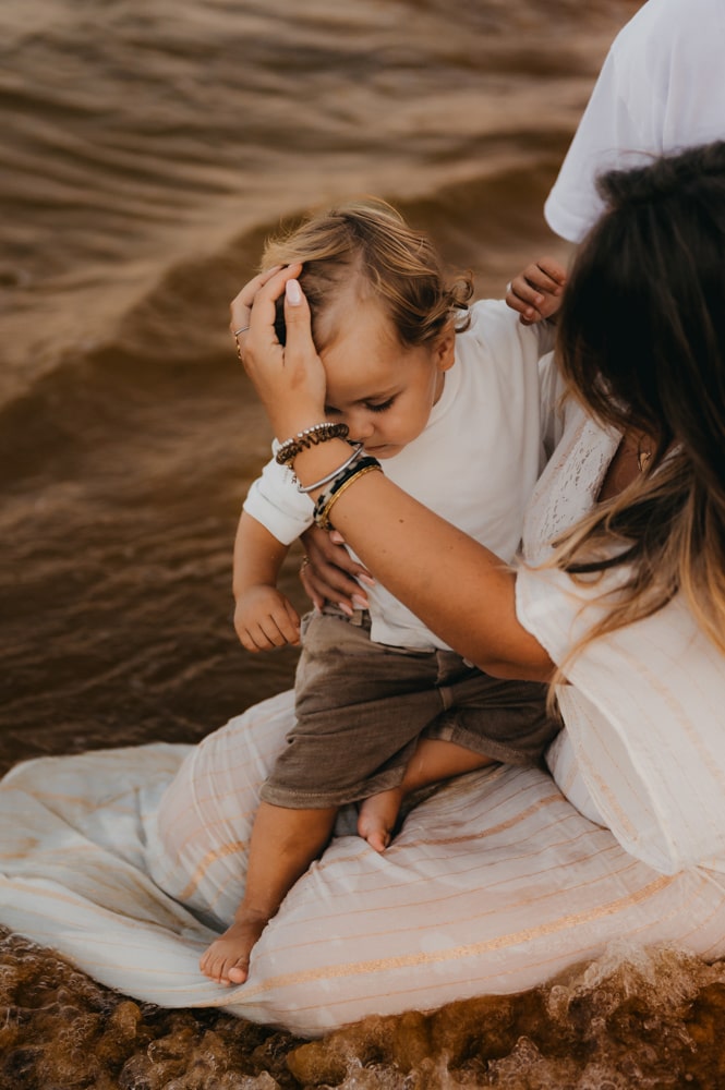 Mallory qui caresse son enfant Lino