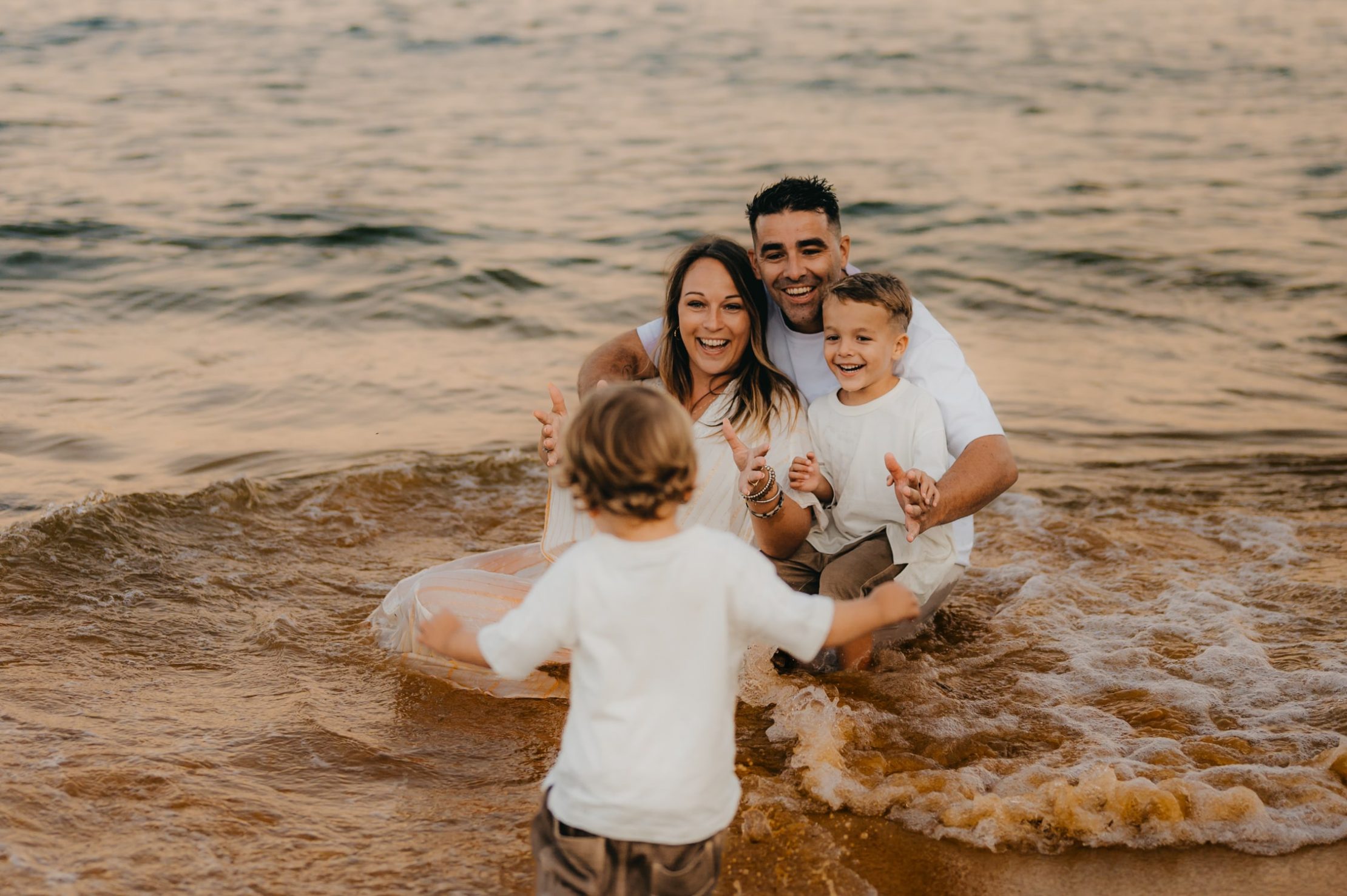 Photographe famille à Bordeaux capture un moment spontané de complicité