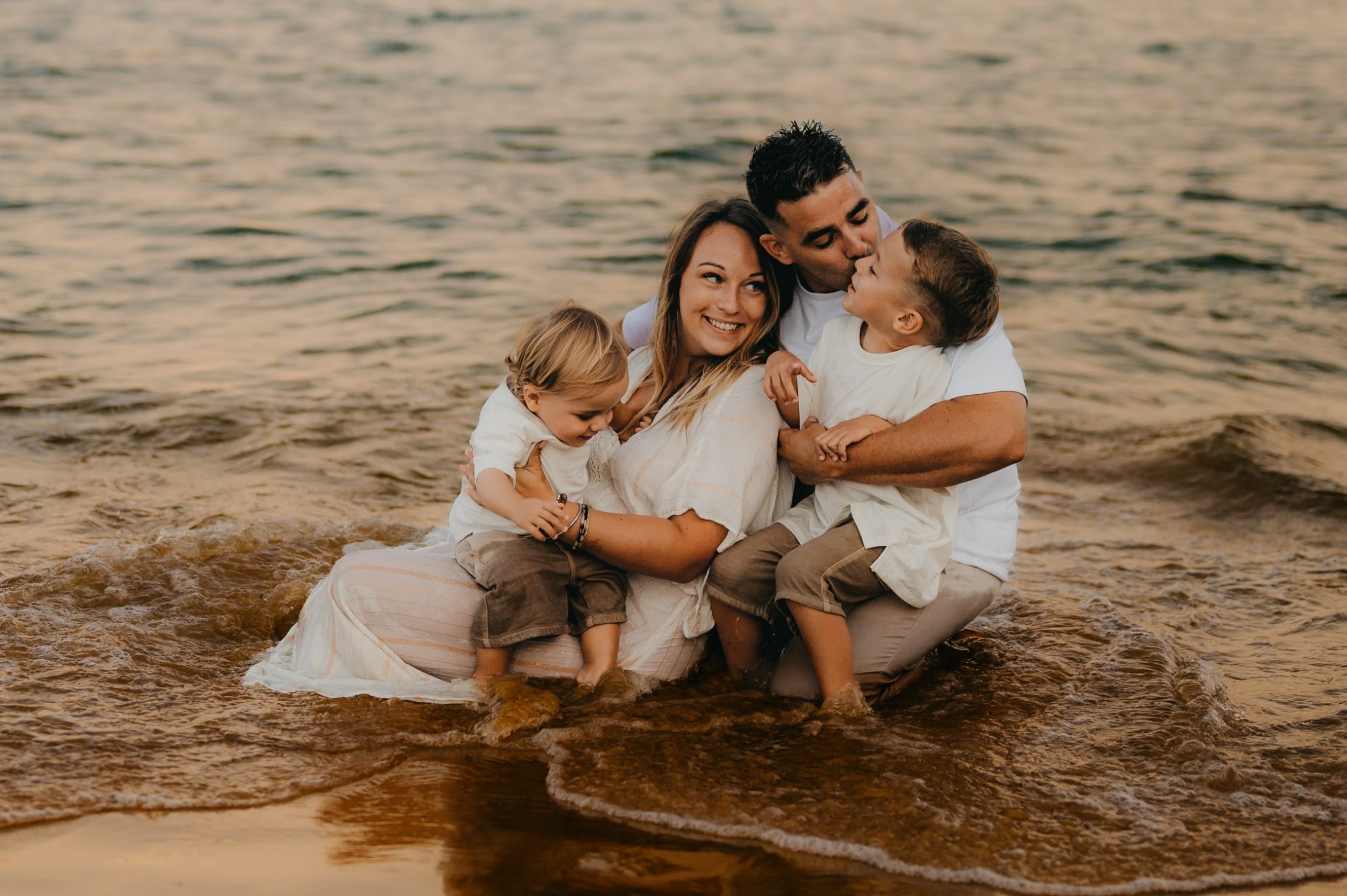 Famille au bord de l’eau au Cap-Ferret, séance avec un photographe famille à Bordeaux