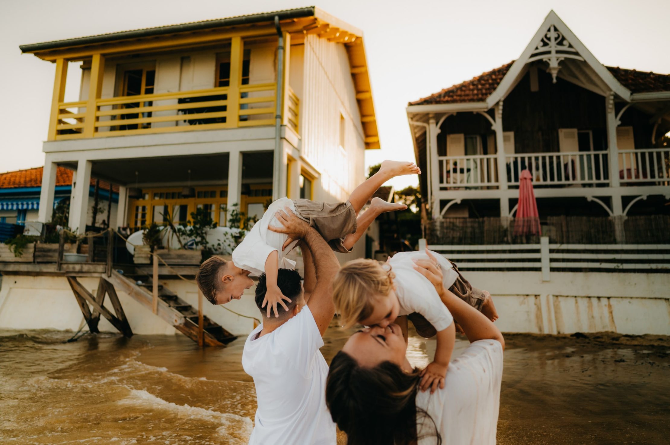 Parents et enfants jouant ensemble sur le sable