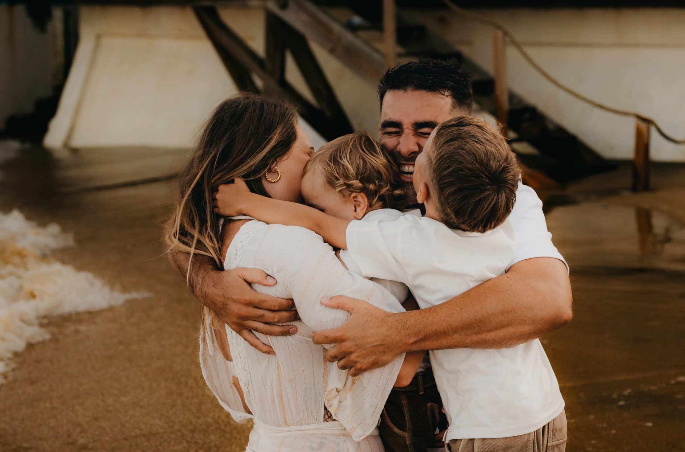 Moment tendre capturé par un photographe famille à Bordeaux