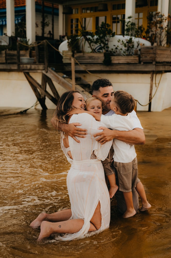 Portrait de famille naturel et lumineux