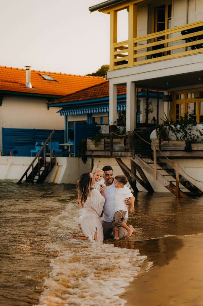 Câlins de famille au coucher du soleil