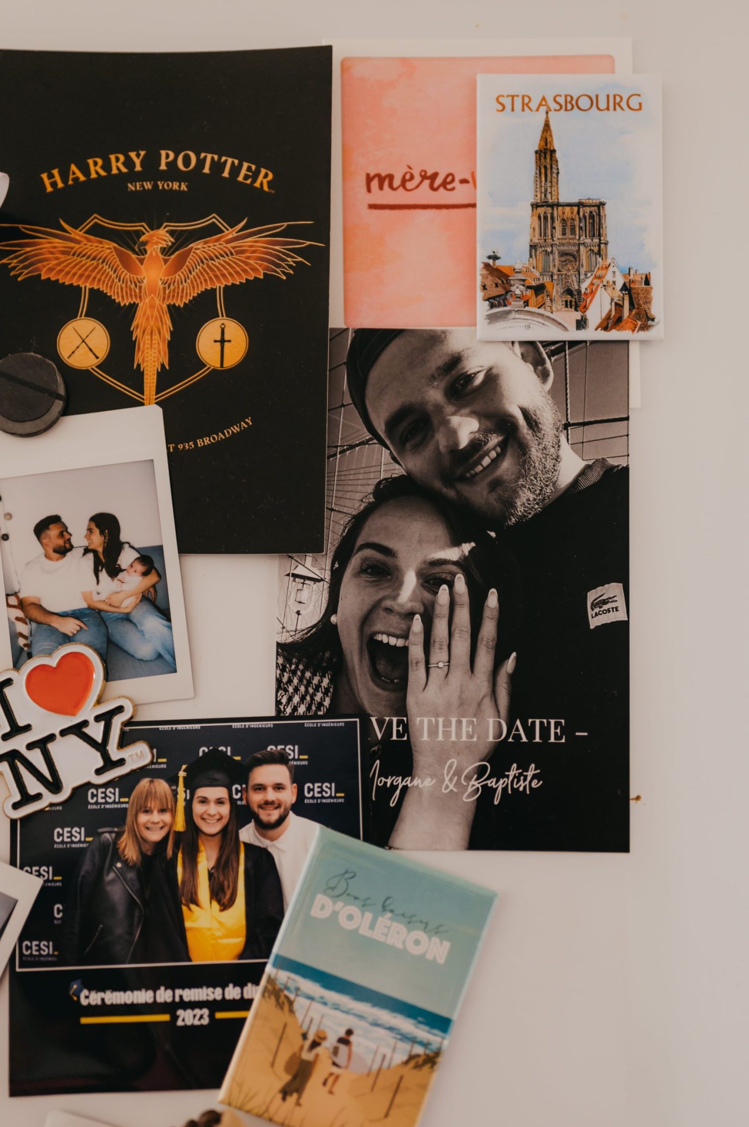 faire part de mariage affiché sur le frigo des mariés