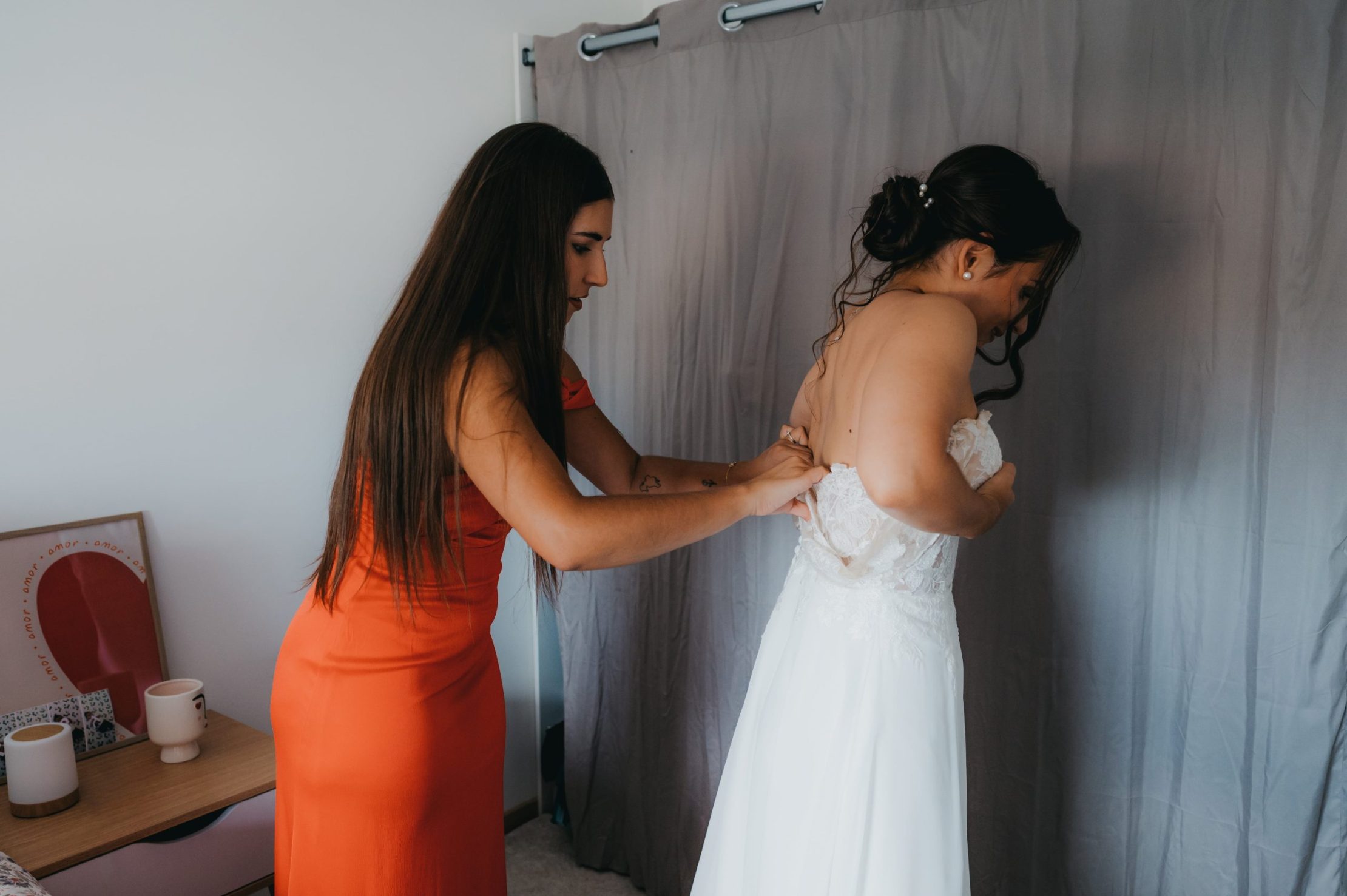 Préparatifs de la mariée dans son logement à Bordeaux