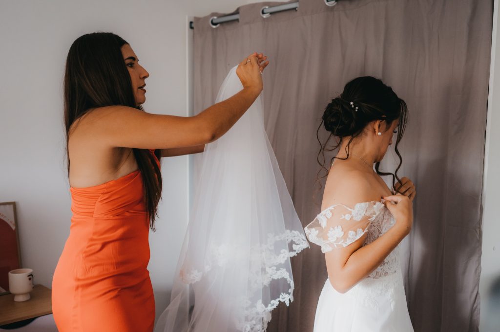 Moment complice entre la mariée et sa témoin
