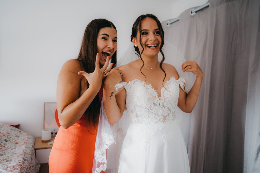 La mariée enfilant sa robe