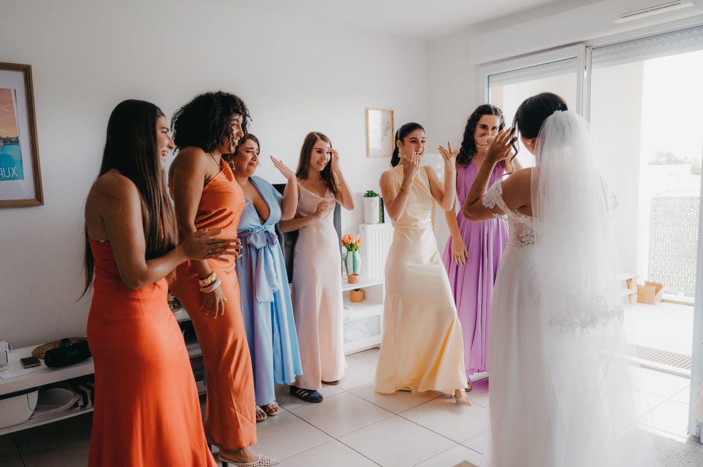les demoiselles émues de découvrir la robe de la mariée