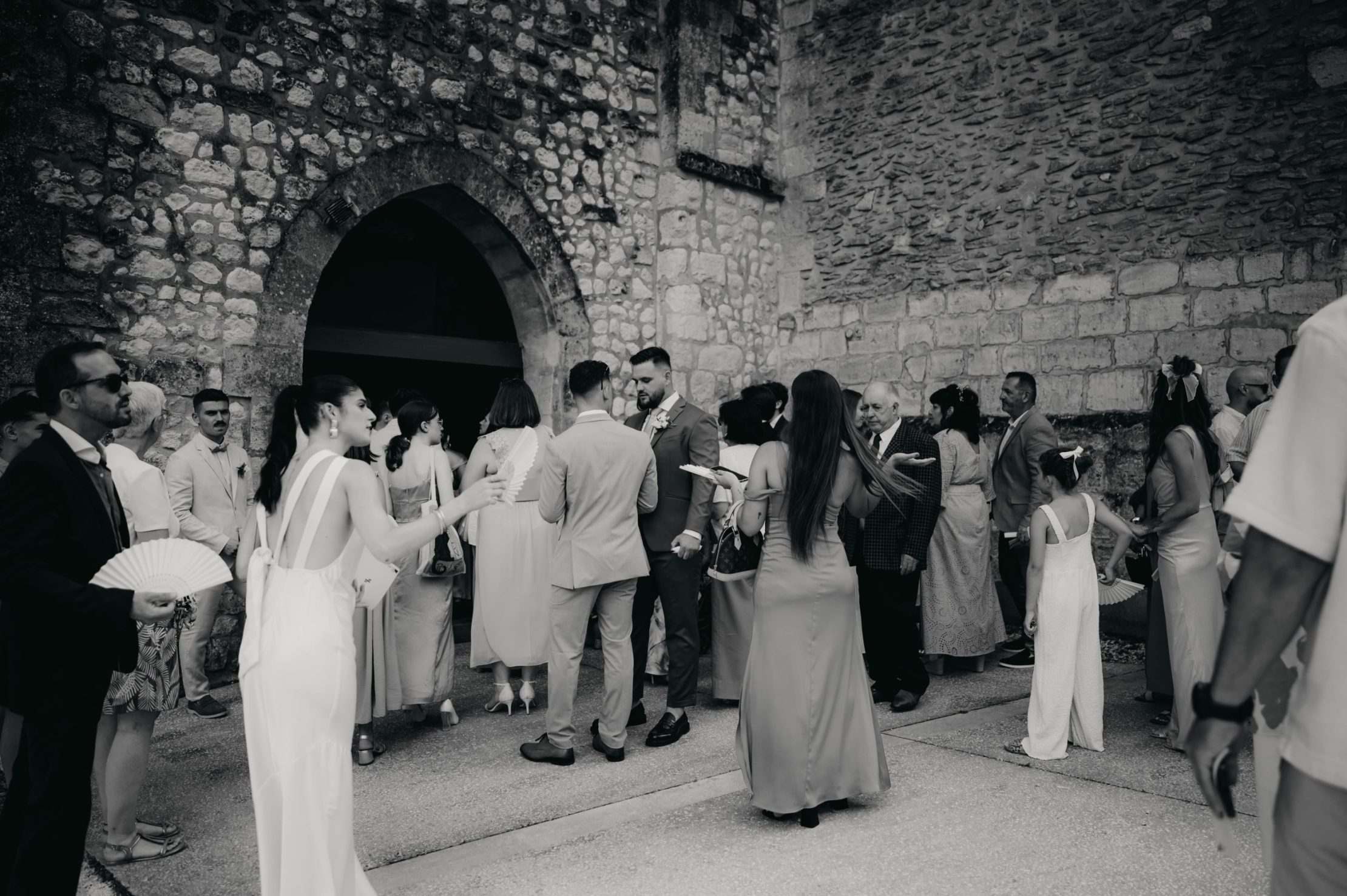 le marié qui dit bonjour aux invités